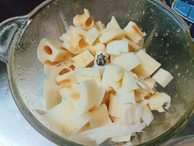 |莲藕的“死对头”，医生建议：二者切不可同吃，早知道早受益