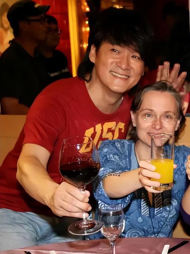 周华健与美国妻子被嘲像母子：结婚38年，一直被劝离