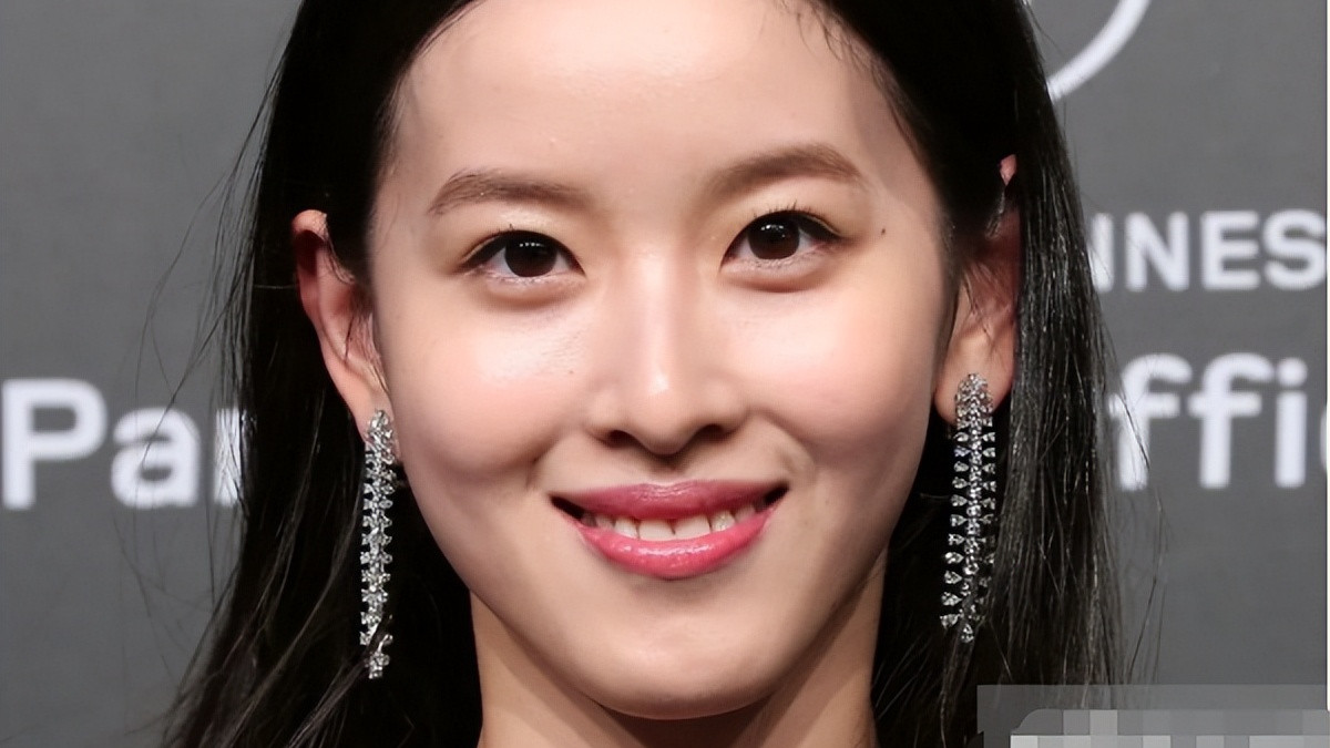 29岁章泽天生图曝光，皮肤暗黄双侧苹果肌饱满，身材发福似大妈