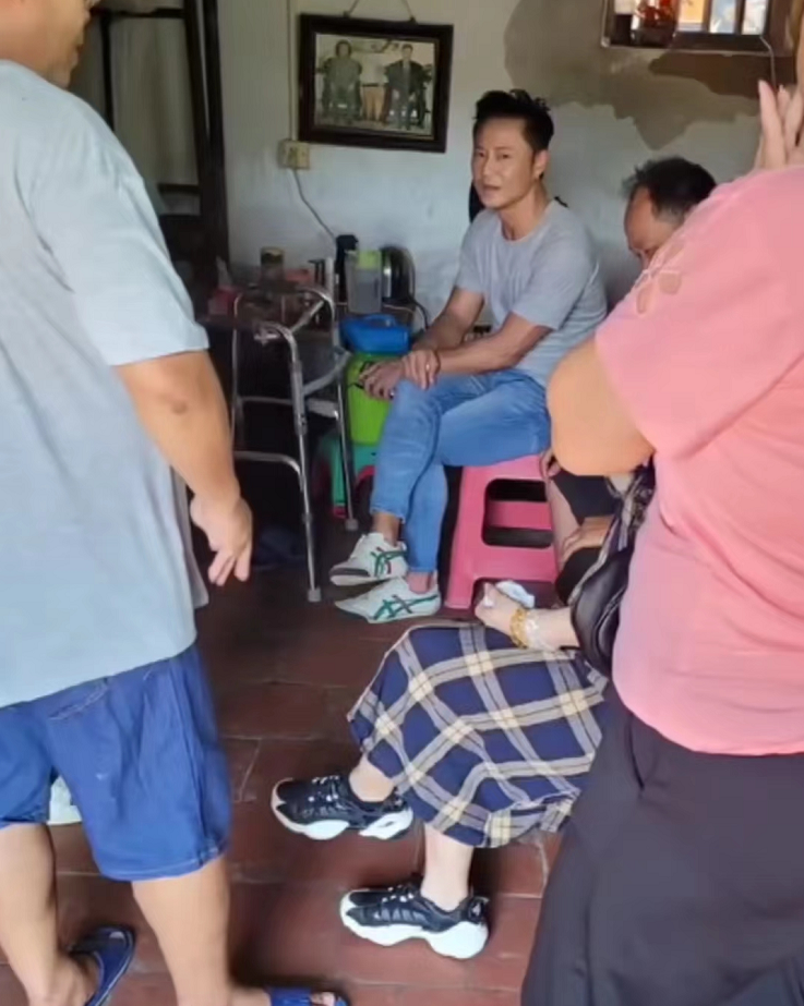 草蜢成员回潮汕探亲!残旧房子蹲地吃鸡,却被指责不为家乡做贡献