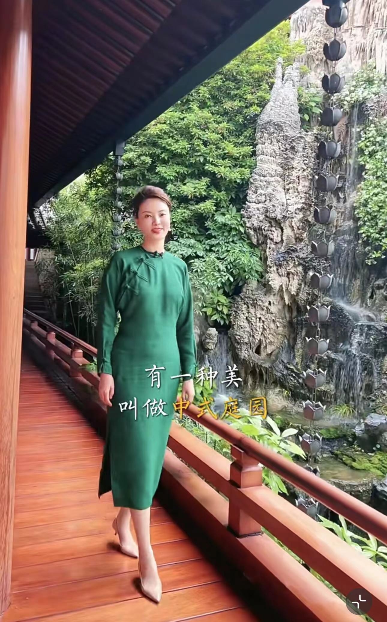 央视刘芳菲逛厦门菜场，大汗淋漓腋下湿一片，无所畏惧仍丰腴迷人