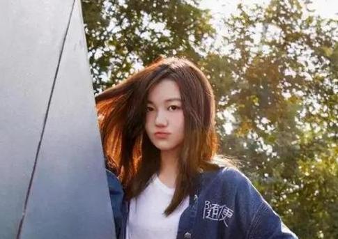 李嫣三里屯与继母逛街，两人穿搭被嘲土，金喜态度卑微后妈难当