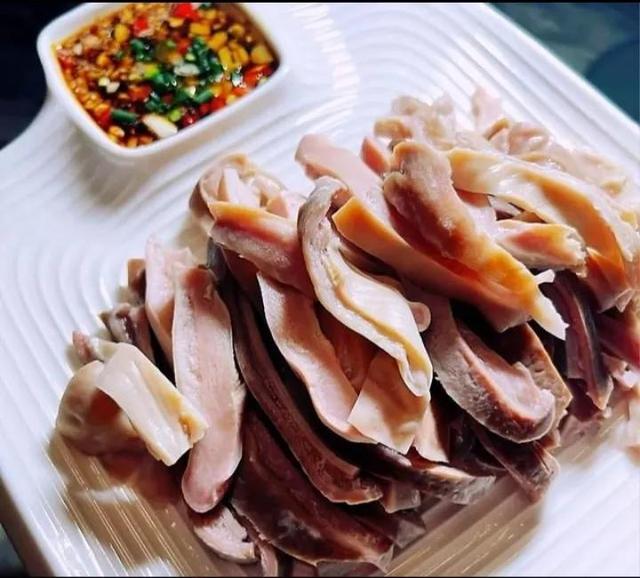 老话说“一个猪肚十副药”，猪肚对男人和女人来说都有益处。