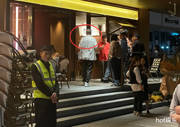 笑果禁演,李诞公园闲逛路边吃串,衣服皱巴,落魄成“退休老人”