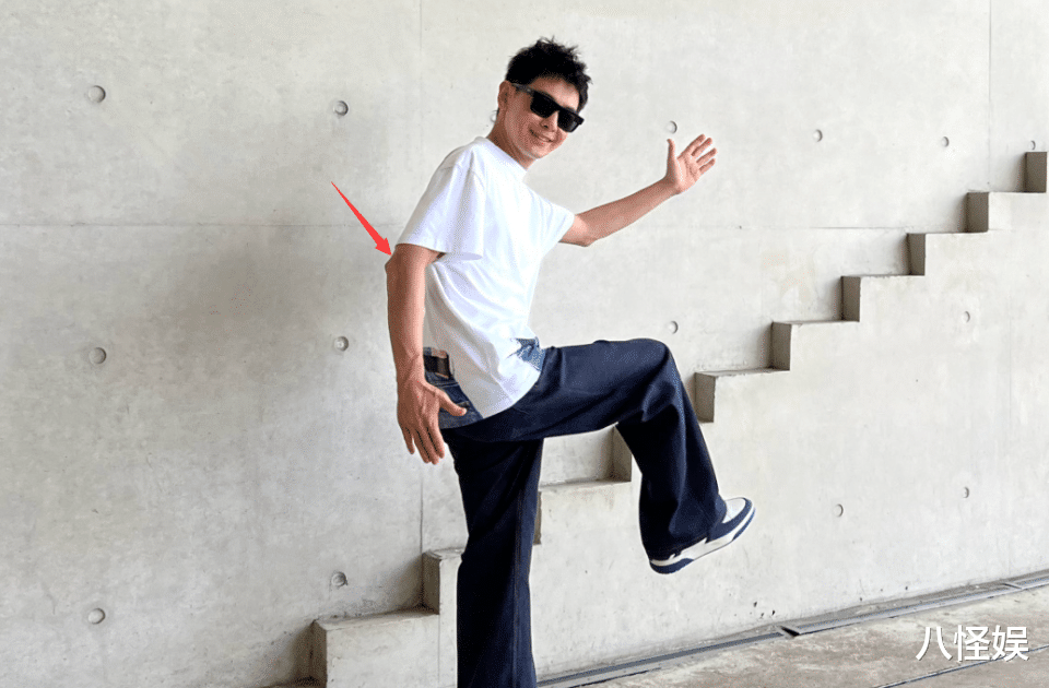 林志颖晒面部特写，手术疤痕清晰可见，跟保安学耍帅新状态好阳光