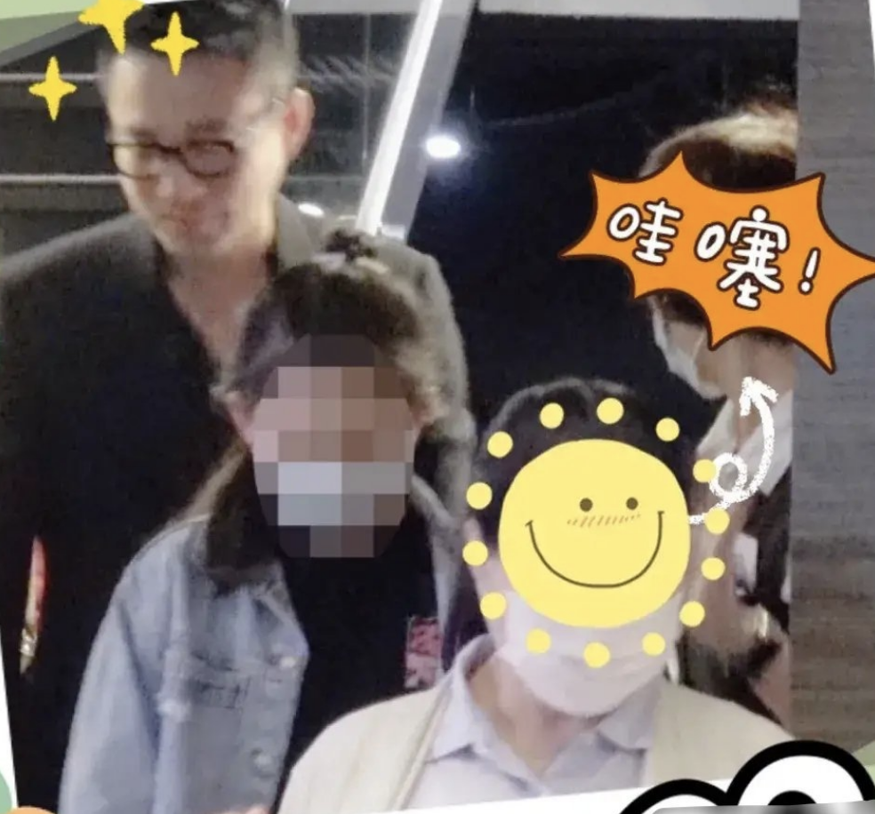 汪小菲|汪小菲台北送孩子回家，牵着8岁女儿的手，儿子蹦蹦跳跳好开心