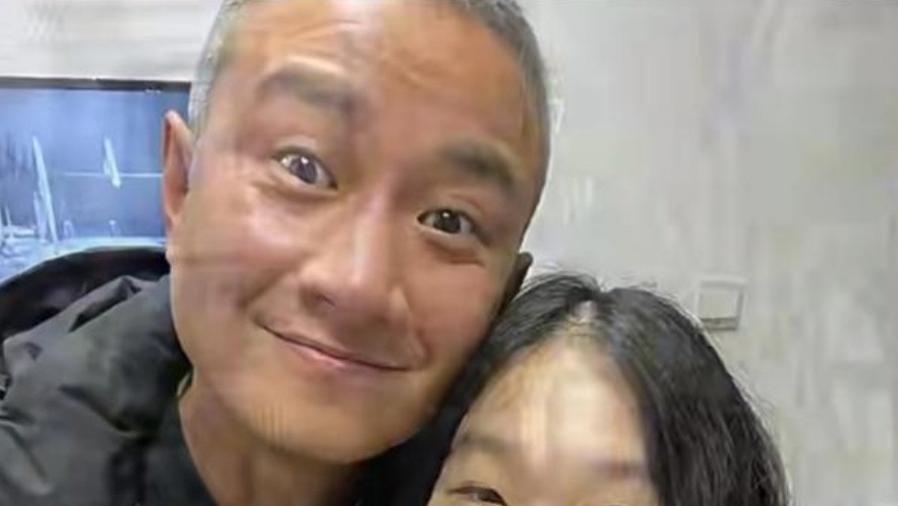 39岁文章满头白发，同女儿合影笑得很开心，一身演技却无戏可演