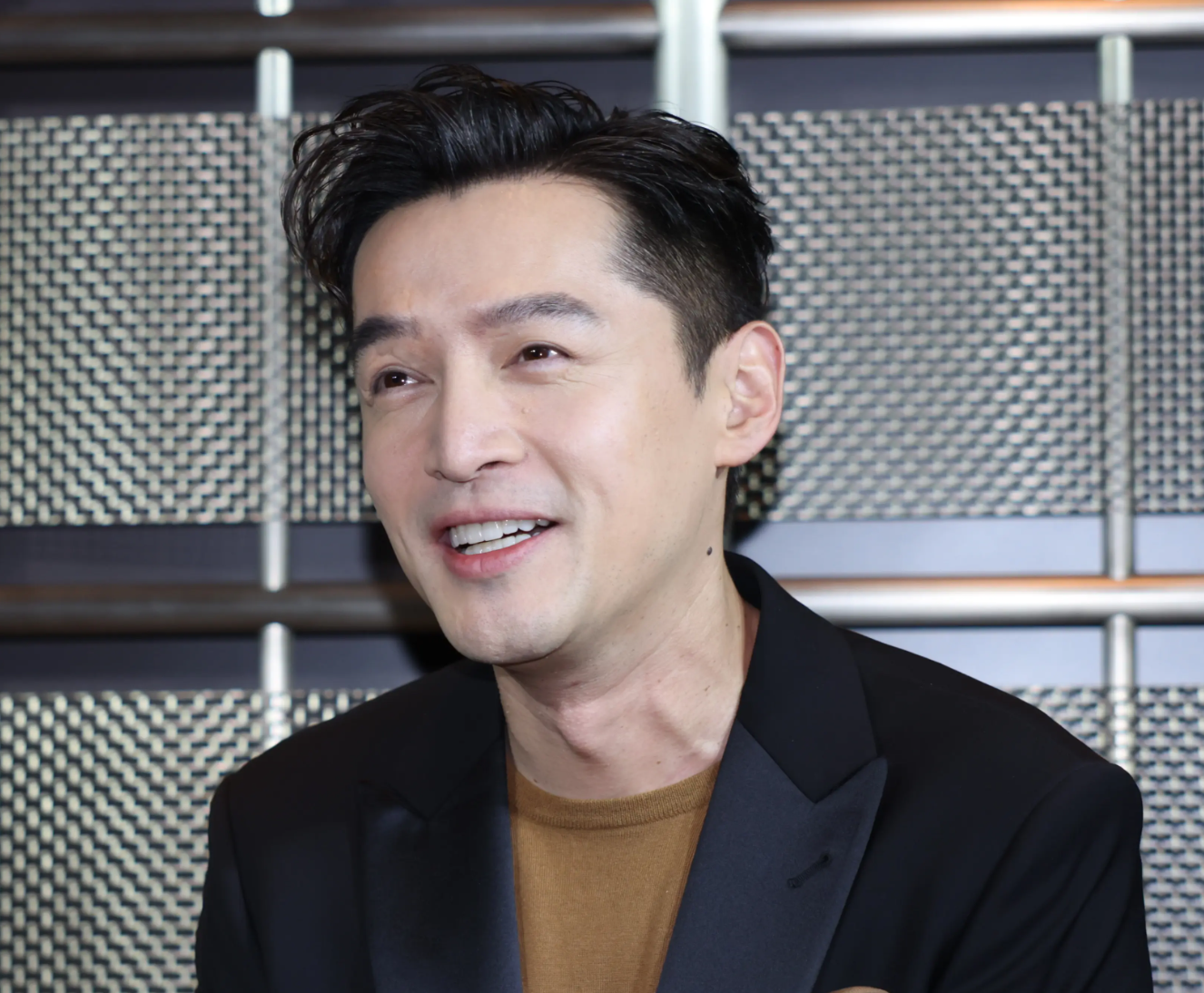 42岁胡歌现身上海认不出!脸部皱纹明显太真实,气质过人明星范足