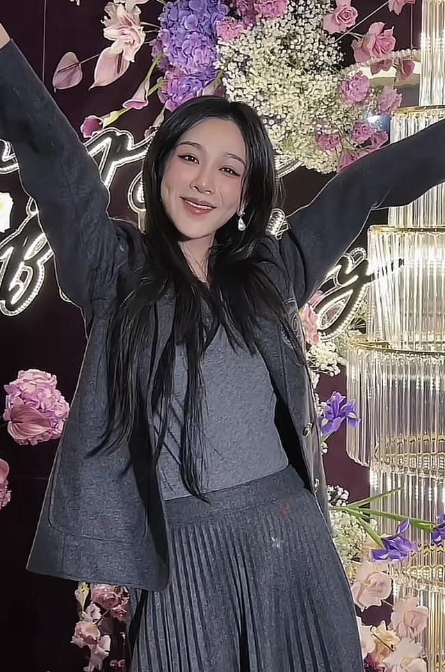 杨紫庆生照曝光，外貌大变引发整容质疑