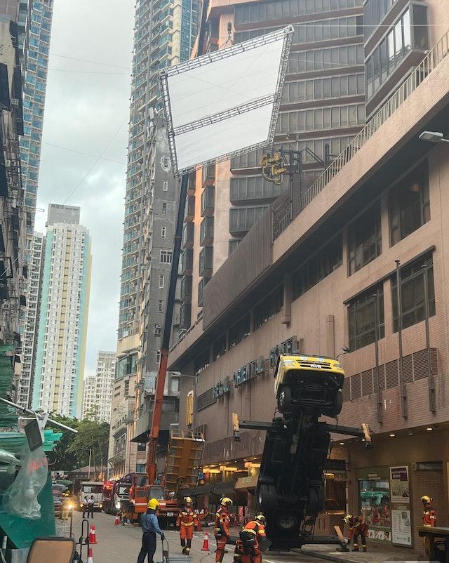 杨钰莹|48岁黄渤在香港出事!8名助理受伤严重被抢救,事故现场血迹斑斑