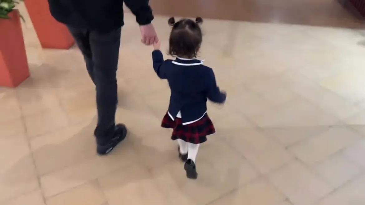 林峯张馨月观看女儿毕业演出，2岁luna表现自信大方，模样好漂亮