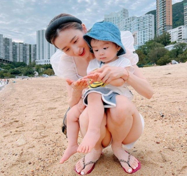 沈卓盈|沈卓盈晒全家福为儿庆生，夫妇俩送上甜蜜夹吻，2岁宝宝长相似爸