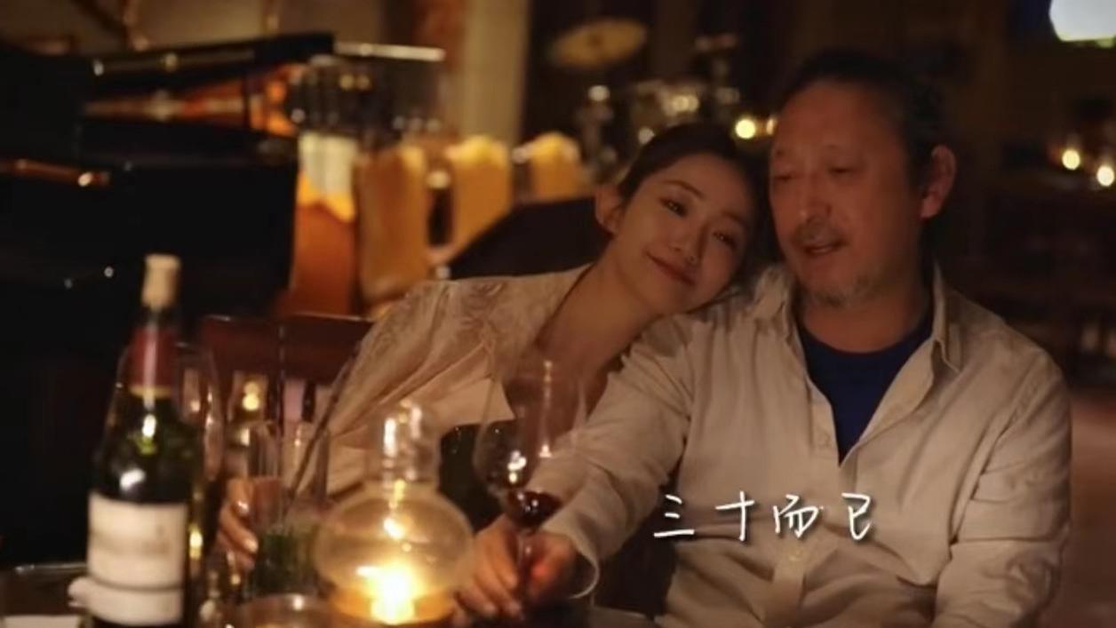 杨紫琼|54岁三宝酒吧为老婆庆生！胡须花白当众甜蜜亲吻，一家四口如复制