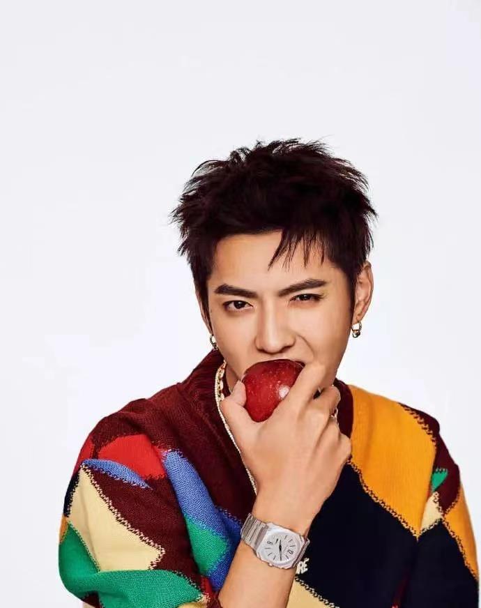 吴亦凡狱中生活后续,母亲找过成龙求救,亲生父亲尝试引渡无果!