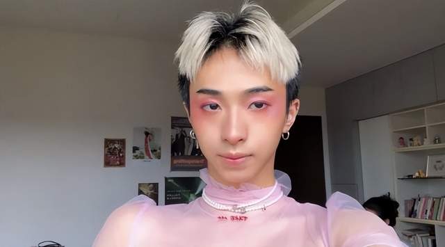 庾澄庆21岁儿子再晒女装照，全透明连衣裙配高跟鞋，狂野又妩媚