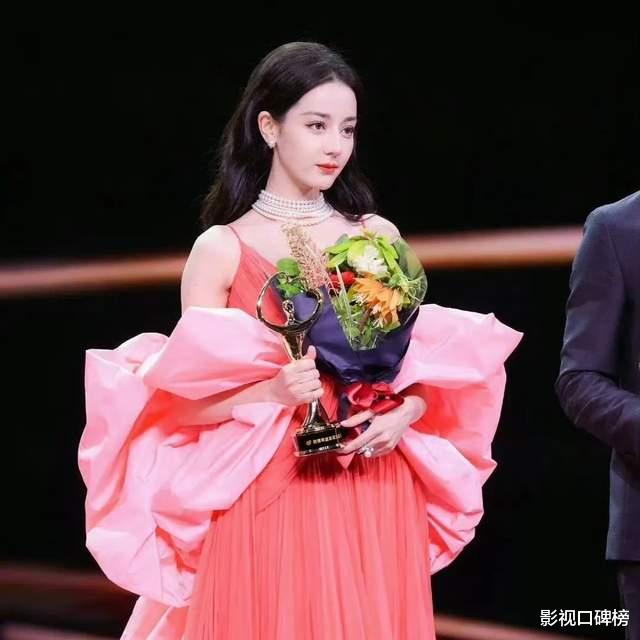 迪丽热巴造型被嘲模仿，《花少5》打脸人设，红毯女王不好当