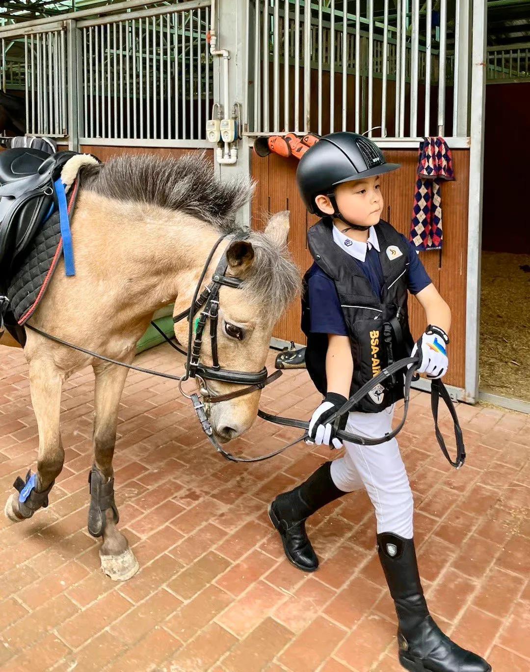 保剑锋|保剑锋52岁老婆最新露面！满头白发十分惹眼