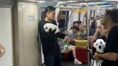 胡歌坐成都地铁被偶遇，身材修长直逼车顶，网友：不修边幅也很帅