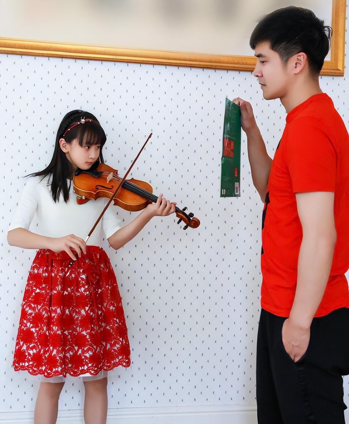 王诗龄拍写真撞脸周扬青,穿12万长裙、8万皮草,尽显贵族范儿