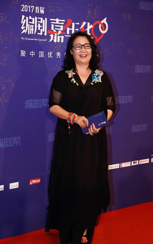 看了萨日娜的打扮,我悟了:衣松而不垮、发永远盘起,发福也贵气