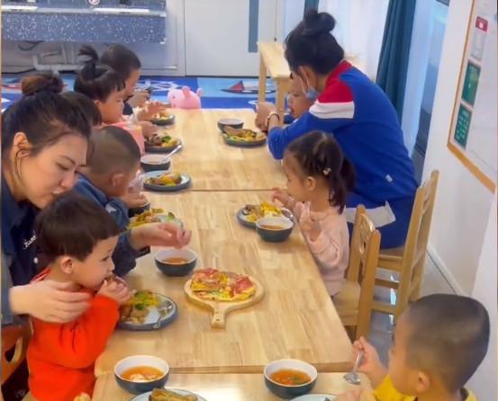 鲍鱼|国内幼儿园伙食天花板，午餐帝王蟹烤羊排鲍鱼宴，学费低到离谱