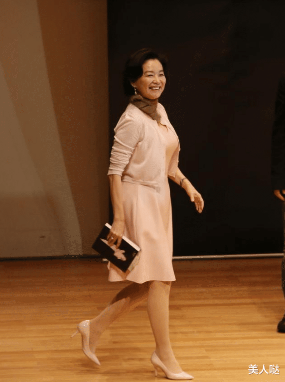 林青霞乘私人飞机高调炫富,穿军绿风衣配牛仔裤,69岁气质依旧风华绝代