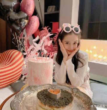 离婚刚满1年,吃完黄晓明“红利”的杨颖,又回到了她的“怪圈”