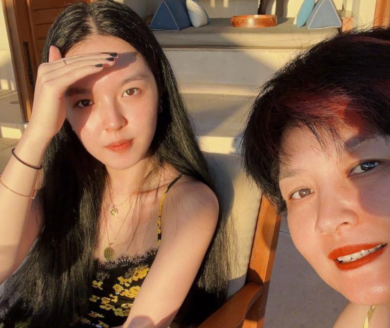 哈文|李咏20岁女儿秀蛮腰,全身首饰超10万纹身抢镜,与哈文享晚餐