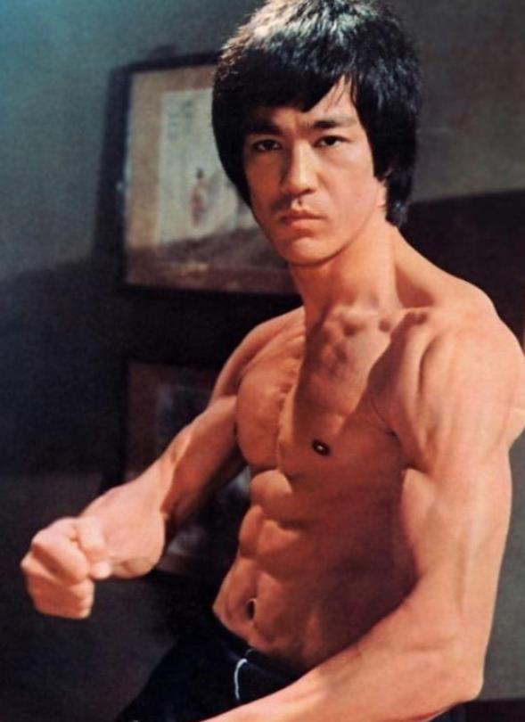 时隔49年后，李小龙的死因有了新发现，专家：他死前喝了大量的水