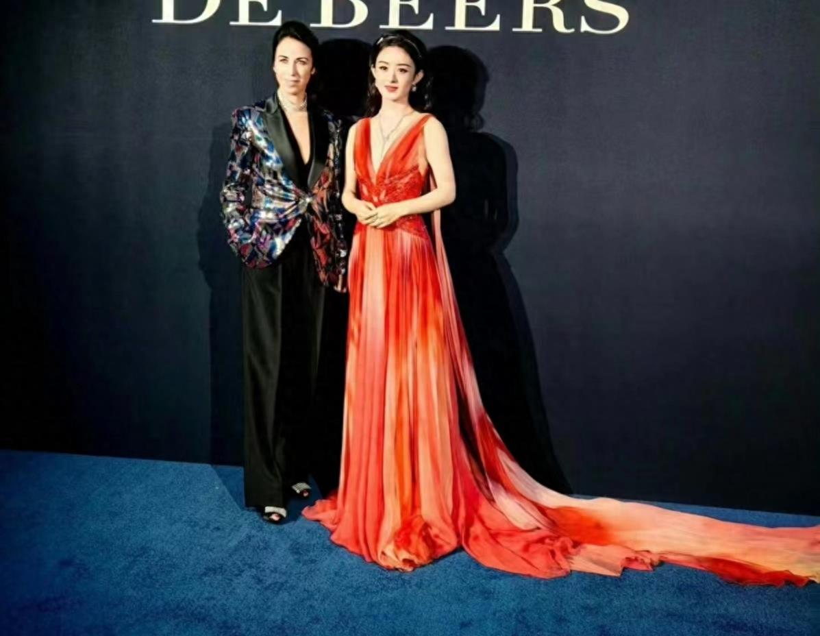 赵丽颖现身云南晚宴，一身珠宝过亿，穿深V礼服总是小动作不断