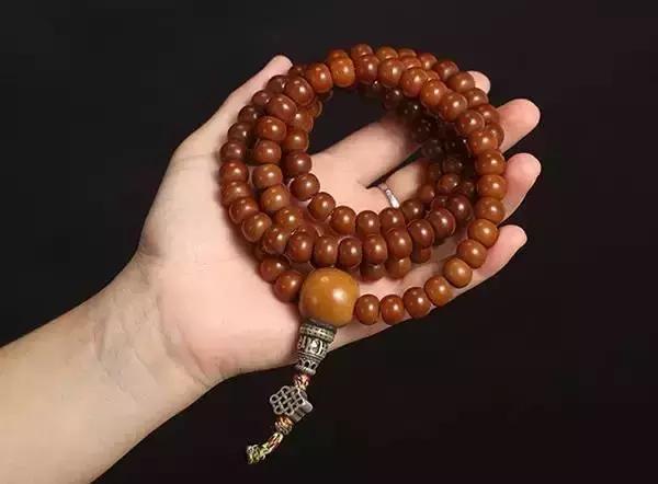 树籽手串的盘玩,干手汗手油手,哪种更适合盘红盘透