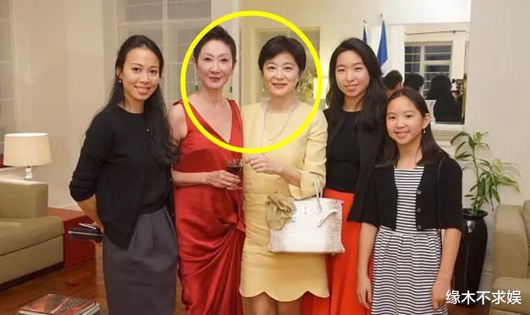 梦中的那片海|68岁林青霞看京剧,和大师交头接耳显亲密,两位友人都戴千万翡翠