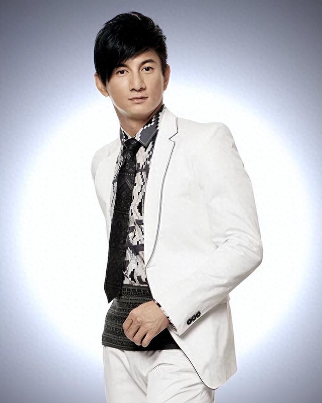 与黑人在海中嬉戏，跟吴奇隆含糊不清，这3位“老鸨”可真会玩