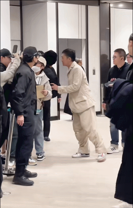 中年港台男星的迷之衣品,紧身裤,花衬衣,网友:上卡脖子下卡裆