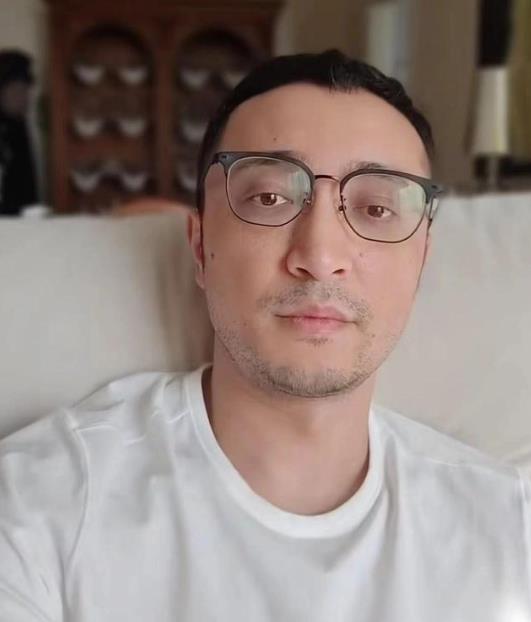 尼格买提·热合曼|主持人尼格买提深夜伤感发文:你选的你受着,满脸憔悴疑受情伤