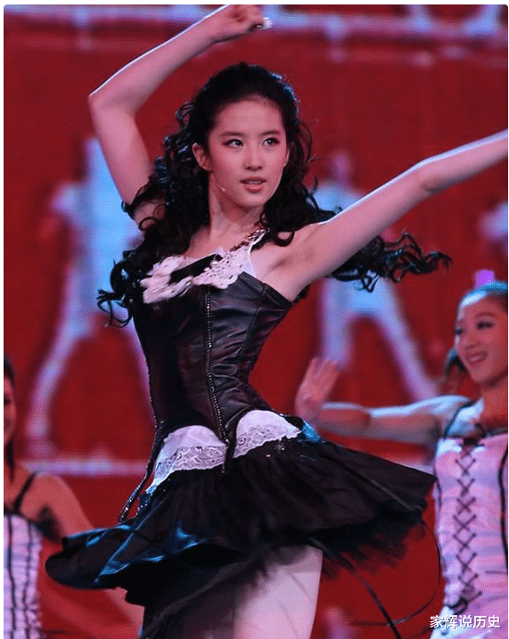 和“母女俩”都传绯闻?刘亦菲的翻红,永远逃不开“干爹”陈金飞