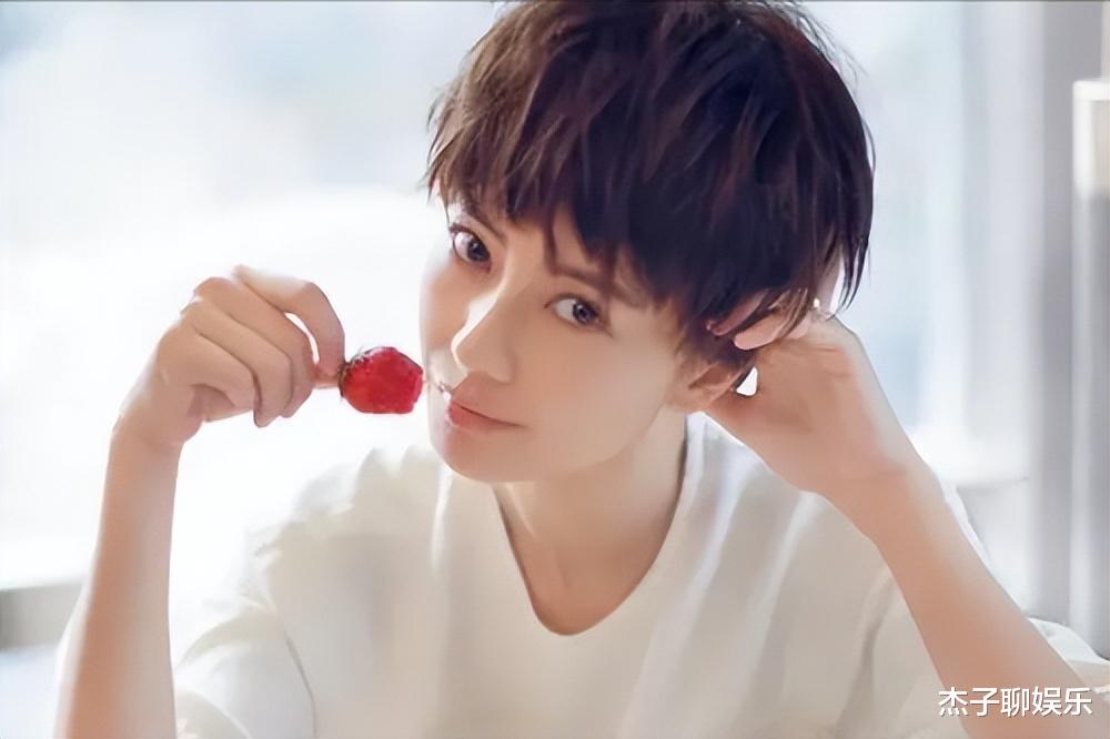 环保出行又气质!高圆圆骑单车接娃尽显彪悍,画面不要太温馨