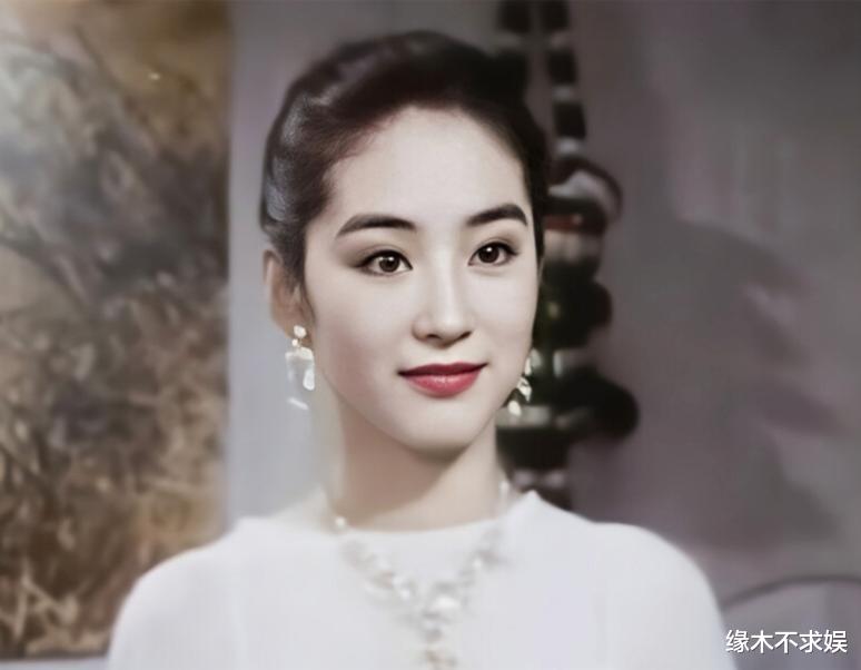 梦中的那片海|68岁林青霞看京剧,和大师交头接耳显亲密,两位友人都戴千万翡翠