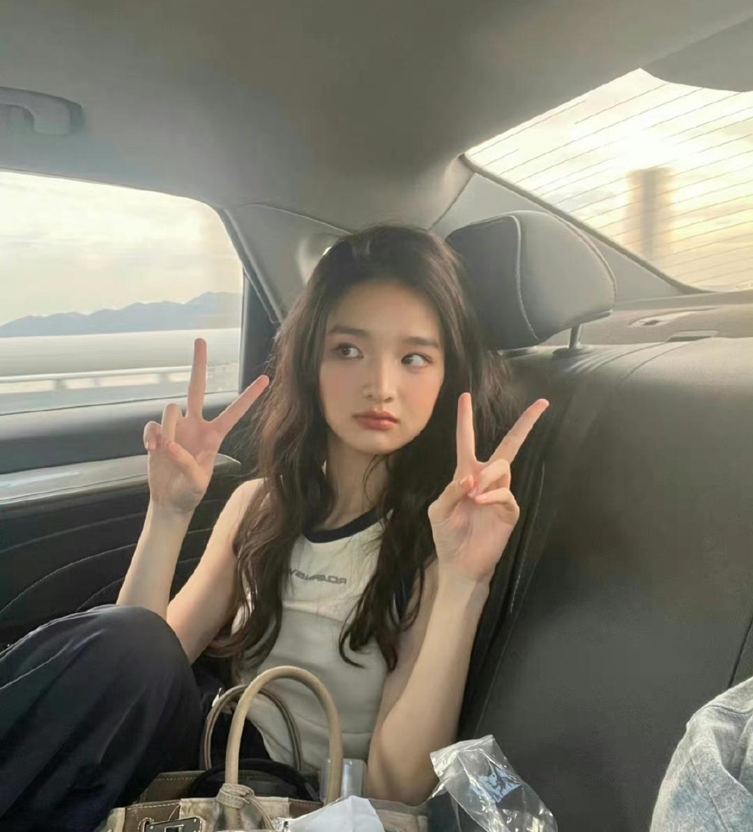 王思聪|王思聪新年三亚吃椰子鸡,紧搂女友有说有笑,入住酒店18万一晚