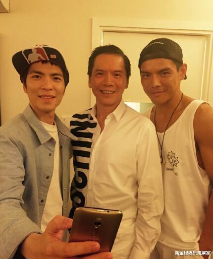 富三代向佐为何不躺平?直播带货一天睡4小时,上班族看了挺羡慕