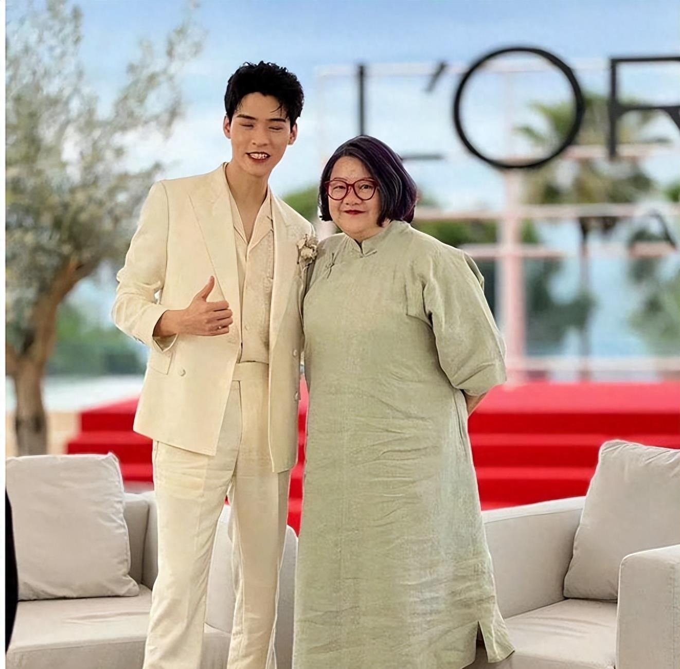 瞒不住了！“京圈真格格”惊人背景曝光，难怪撕遍内娱却无人敢惹！