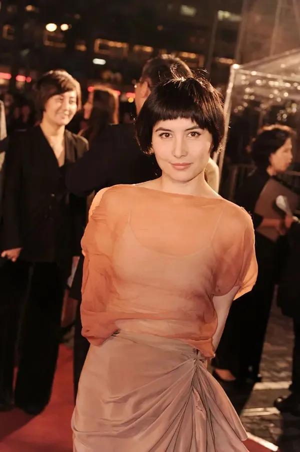 娱乐圈|赌王48岁女儿深耕娱乐圈,携手郑伊健,四部新片全力出击