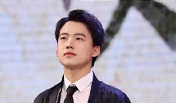 郭麒麟离开德云社,和亲妈一起生活,果然世上只有妈妈好