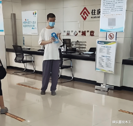 32岁韦神疑似买房结婚，穿着朴素衣着廉价，网友：谁会让女儿嫁他