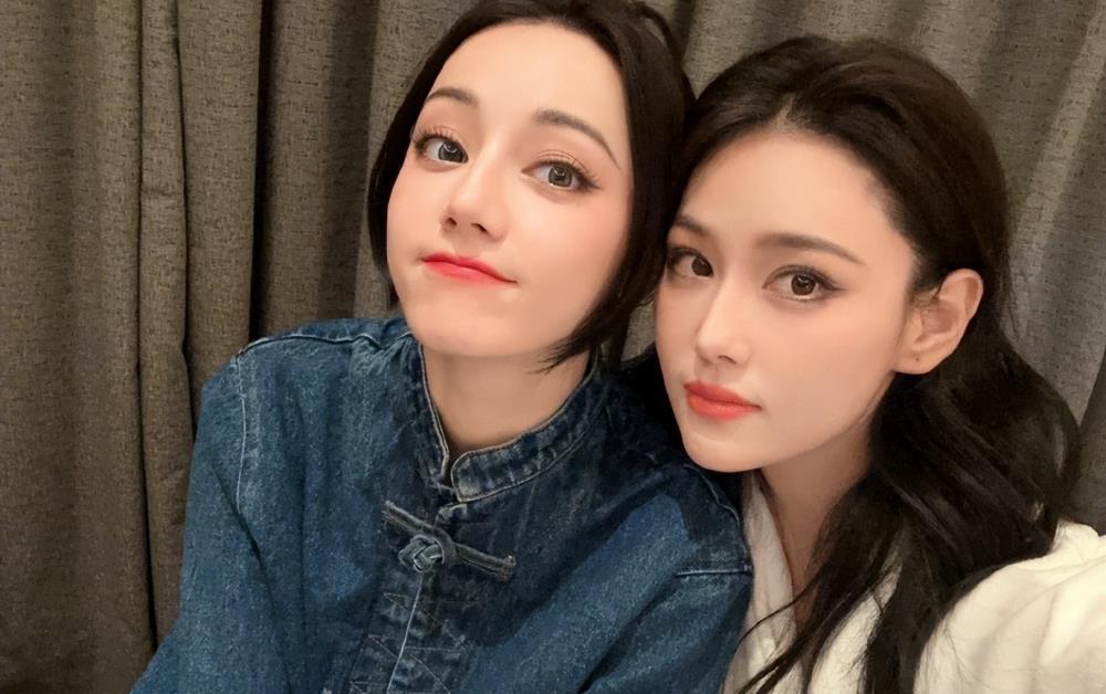 张馨予迪丽热巴罕见同框，两大美女贴脸卖萌，同款高颜值超养眼