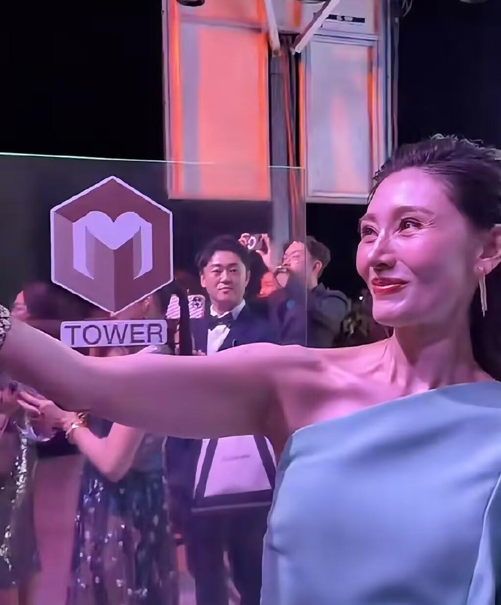 李嘉欣马来西亚活动生图，网友吐槽：瘦骨嶙峋，看着就害怕