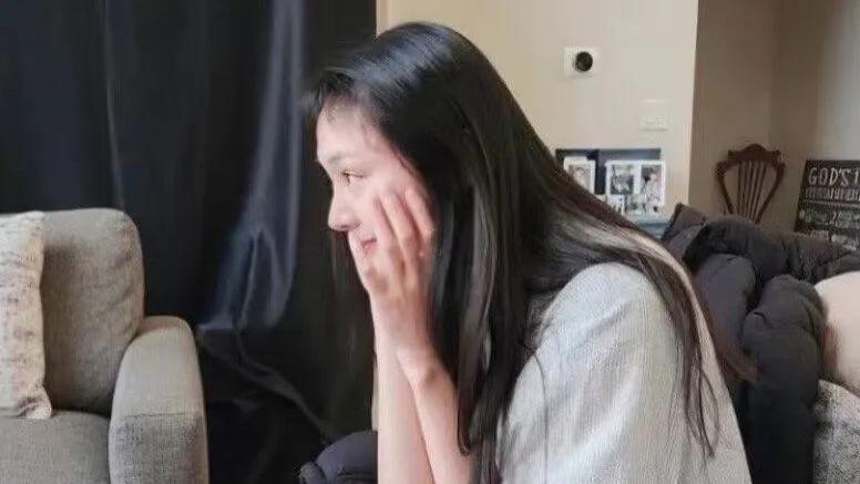 郑爽近照曝光，身体发福头发稀疏！网友：怎么丑成这样？！