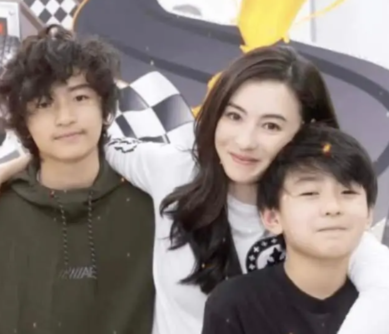 港媒曝谢霆锋与大儿子近照,Lucas一头卷发太帅,父子俩气质相似