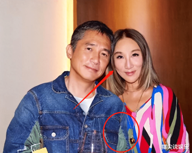 梁朝伟私生子风波后露面，与富婆贴脸拍照心情好，刘嘉玲停更21天