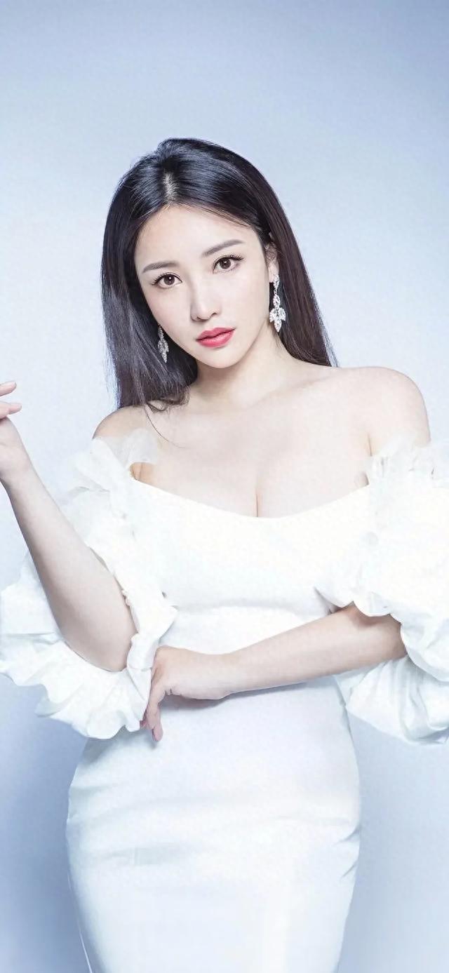 柳岩,横看成岭侧成峰,远近高低各不同